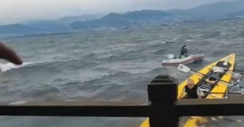 Fırtınalı havada denize açılan kanocular ölümle burun buruna geldi