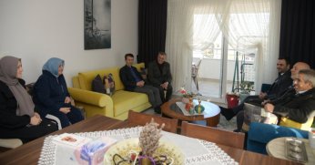 Başkan Özlü, Umre'den dönen vatandaşları ziyaret etti