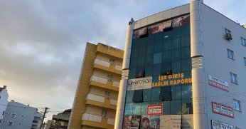 İş merkezinin çatısına çıktı, yürekler ağza geldi