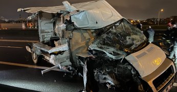 TEM’de tıra çarpan panelvan ikiye bölündü: 1 ağır yaralı