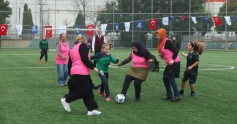 Anneler ve kızları futbol maçında karşı karşıya