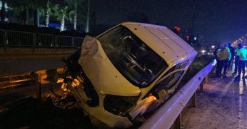 Rrefüje giren araç bariyeri biçti: 1 yaralı