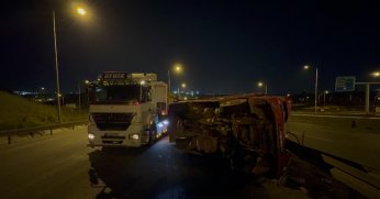 Virajı dönemeyen odun yüklü kamyon devrildi: 1 yaralı