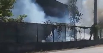 Sanayi sitesinin bahçesinde yangın