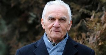 AK Parti'nin ilk dışişleri bakanı Yaşar Yakış vefat etti