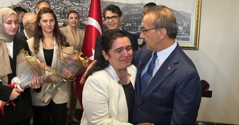Malatya'ya atanan Vali Seddar Yavuz ve eşinden duygusal veda