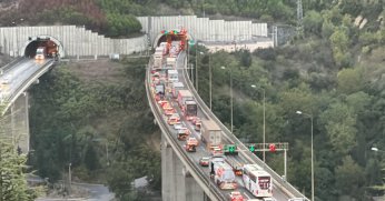 TEM'de 3 tır kazaya karıştı, 11 kilometrelik araç kuyruğu oluştu