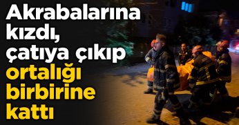 Misafirliğe gittiği evin çatısına çıkıp ekipleri seferber etti