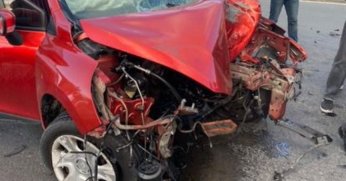 D-100'de feci kaza: Otomobilin motoru yola savruldu