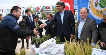 KARTEPE’DE 2300 FİDAN DAĞITILDI