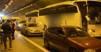 TEM'de iki yolcu otobüsü ve tır kazaya karıştı: 14 yaralı