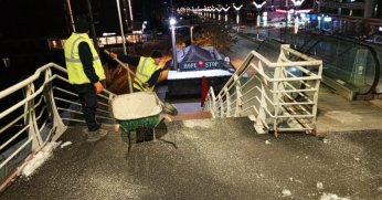 Büyükşehir’den üst geçitlere buzlanma müdahalesi