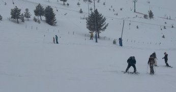 Tatilciler kayak yapmaya devam etti