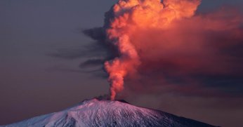 Etna yanardağına binlerce kişi  izlemeye gidiyor
