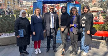 İyi Parti İzmit Yürüyüş yolunda Çiçek dağıttı