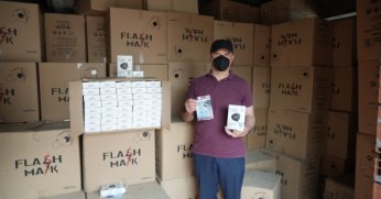 Bir ev dolusu maskeyle baş başa kaldı, ne yapacağını bilmiyor