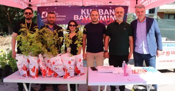 İzmit Belediyesi bu bayram arifesinde de mezarlıklarda binlerce fide dağıttı