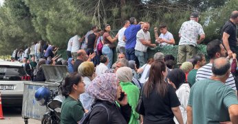 Tel örgü ardında sınav molası: Velilerden çocuklarına moral desteği