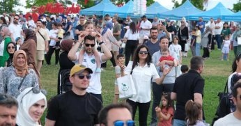 Uçurtmalar gökyüzünü, sevgi yürekleri sardı