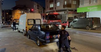 Otomobilin motor kısmına giren haylaz kedi uğraştırdı