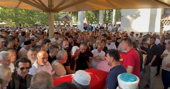 Son yolculuğuna evladıyla yan yana uğurlandı