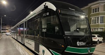 9. tramvay raylara indi, son araç yolda