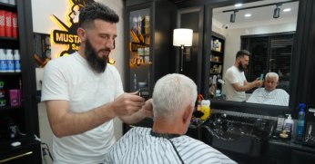 Müşterisini denizin altında tıraş etti