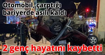 Otomobil, çarptığı bariyerde asılı kaldı 2 genç hayatını kaybetti