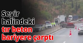 Seyir halindeki tır beton bariyere çarptı