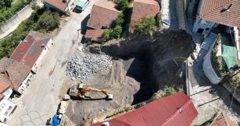 DEĞİRMENDERE'DE TOPRAK KAYMASINA HIZLI MÜDAHALE