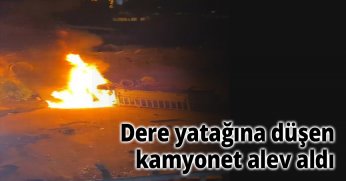 Dere yatağına düşen kamyonet alev aldı