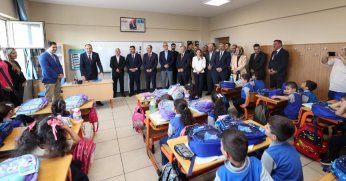 Başkan Ömeroğlu’ndan 1. Sınıf Öğrencilerine Çanta ve Kırtasiye Desteği