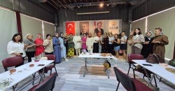 GÖLCÜK'TE KADINLAR KENDİ MUMLARINI TASARLADI