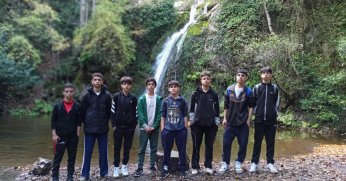 Körfezli genç futbolculardan örnek davranış