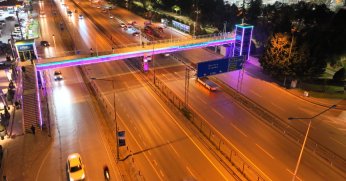 Kocaeli Bilişim Fuarı’nın renkleri üst geçitlerde