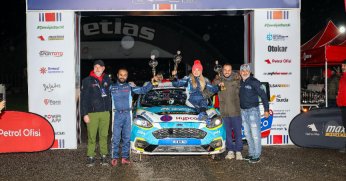 Geçen sene taklalar attığı yarışı, bu sene zirvede bitirdi