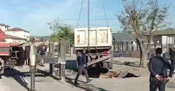 Okul bahçesinde çökme sonucu çukura düşen kamyon vinçle çıkarıldı