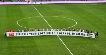 Kocaelispor-Erzurumspor maçında takımlar sahaya Filistin pankartıyla çıktı