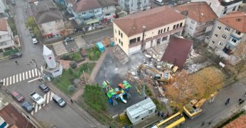 Körfez’de riskli bina yıkıldı