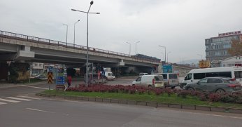 Yalova'da köprülü kavşakta çalışma nedeniyle trafik yoğunluk