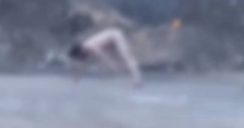 Çırılçıplak soyunup tuhaf hareketler yaptı