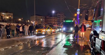 Yaşlı kadın yolun karşısına geçmek isterken tramvayın altında kaldı