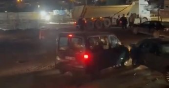 Kaza sonrası tansiyon yükseldi, öfkelenen sürücü araçlara böyle çarptı