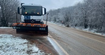 Yolda kalan araçların imdadına iş makineleri yetişiyor