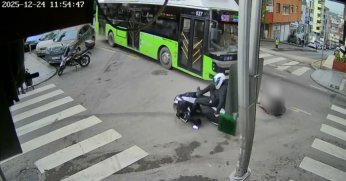 Belediye otobüsü ile motokuryenin çarpıştığı kaza anı kameraya yansıdı