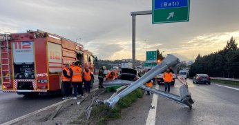 TEM'de otomobilin çarptığı bariyer yerinden söküldü: 1 yaralı