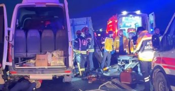 Servis minibüsü ile kamyon çarpıştı: 7 yaralı