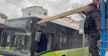 Çatıdan kopan kereste seyir halindeki otobüse saplandı