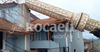 Kandıra’da cami minaresi devrildi