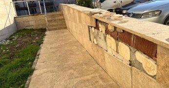 Kandıra Belediyesi yeni hizmet binasının çevre yapısı dökülüyor